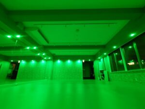緑に変化するダンススタジオ